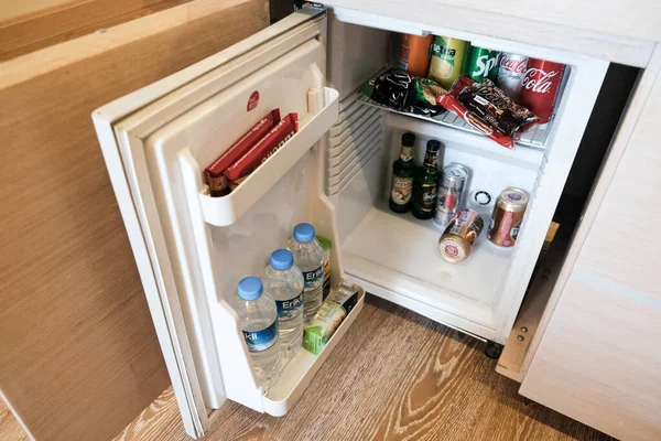 10 Peralatan Rumah Tangga untuk Rumah Baru yang Wajib Dimiliki Kulkas mini - 10 peralatan rumah tangga untuk rumah baru yang wajib dimiliki