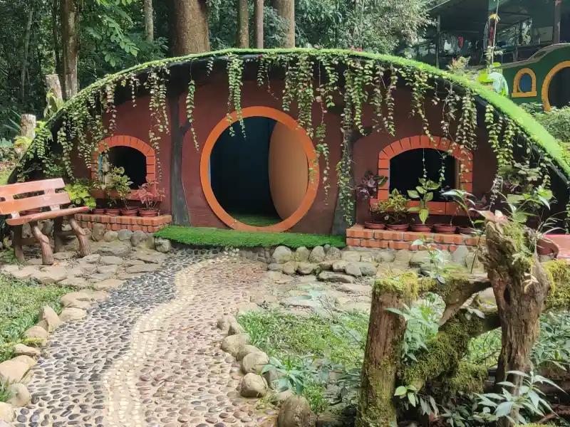 Menjelajahi 7 Bentuk Rumah Paling Aneh di Dunia rumah hobit