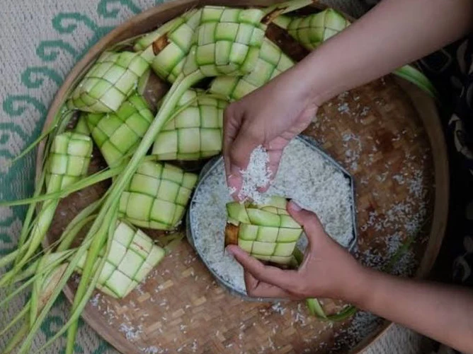 Cara Membuat Ketupat yang Pulen, Padat, dan Tidak Mudah Basi isi ketupat dengan takaran yang pas
