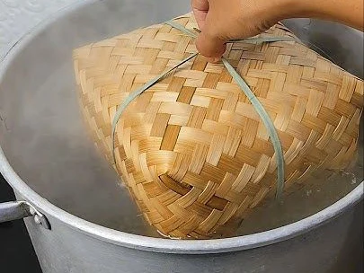 Cara Membuat Ketupat yang Pulen, Padat, dan Tidak Mudah Basi rebus ktupat kurleb 4 jam