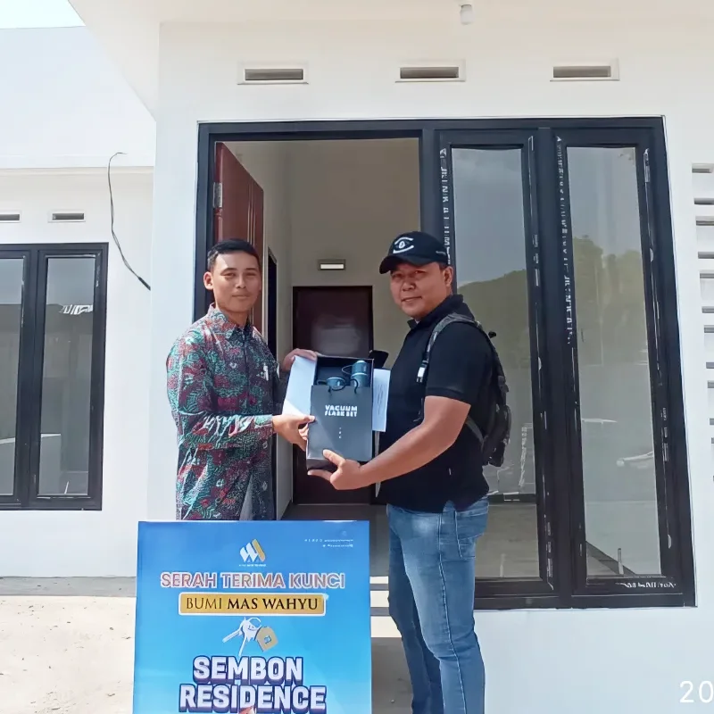 Pelanggan menerima kunci rumah Perumahan BMW